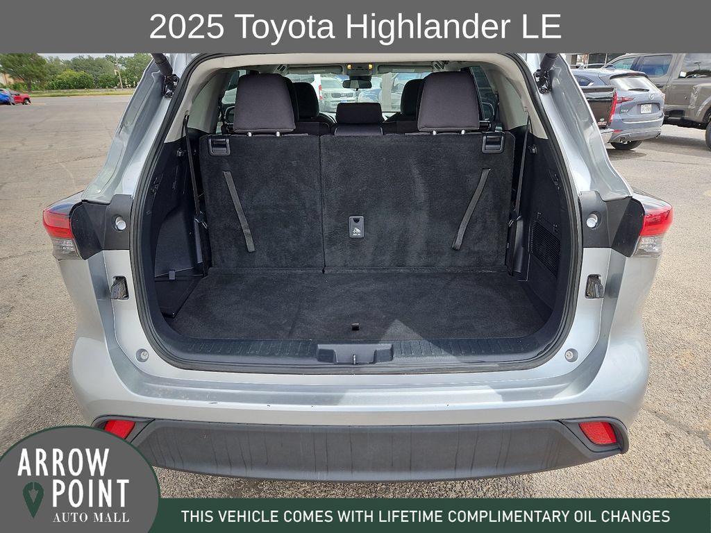 Used 2025 Toyota Highlander LE FWD image 17