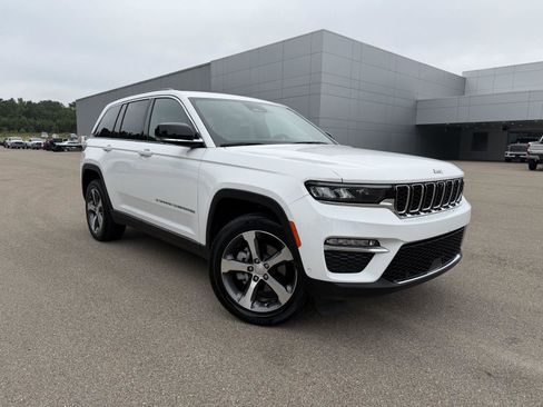 Certified 2023 Jeep Grand Cherokee Limited w/ Luxury Tech Group II AWD/4WD image 3