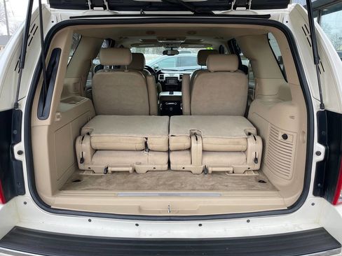 Used 2010 Cadillac Escalade Premium image 13