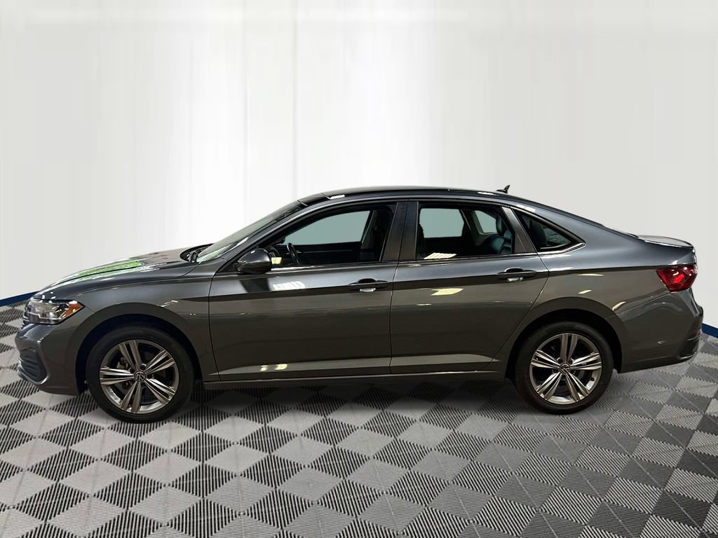 Used 2024 Volkswagen Jetta SE FWD image 2