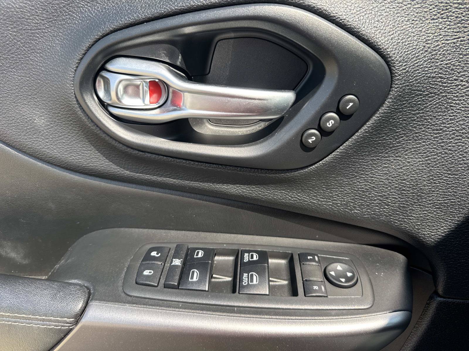 Used 2019 Jeep Cherokee Overland w/ Technology Group AWD/4WD image 20