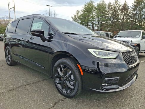 New 2026 Chrysler Pacifica Limited w/ S Appearance Package image 2