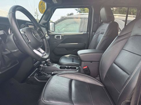 Used 2019 Jeep Wrangler Unlimited Sahara AWD/4WD image 13