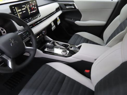 New 2025 Mitsubishi Outlander SE image 17