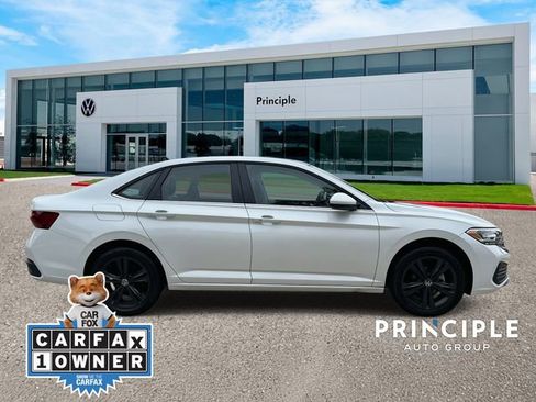 Used 2022 Volkswagen Jetta SE w/ Panoramic Sunroof Package image 5