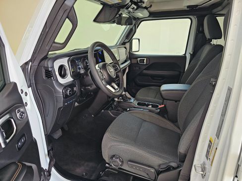 Used 2025 Jeep Wrangler Unlimited Sahara AWD/4WD image 16