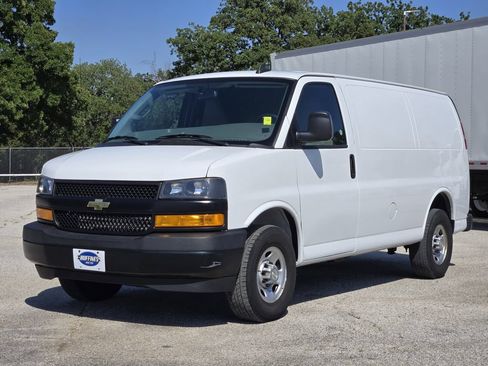 Used 2021 Chevrolet Express 2500 RWD image 3