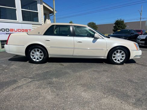 Used 2009 Cadillac DTS w/ Trunk Convenience Package image 6