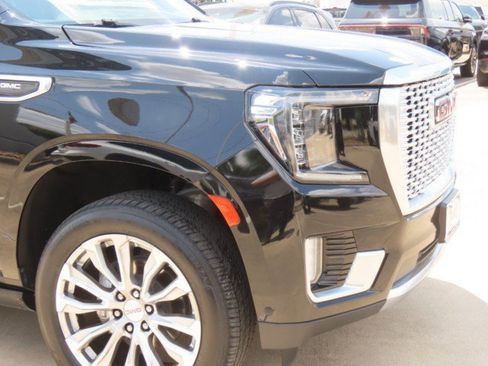 Used 2024 GMC Yukon XL Denali w/ Denali Reserve Package AWD/4WD image 5