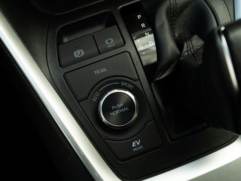 Used 2022 Toyota RAV4 XLE Premium image 31