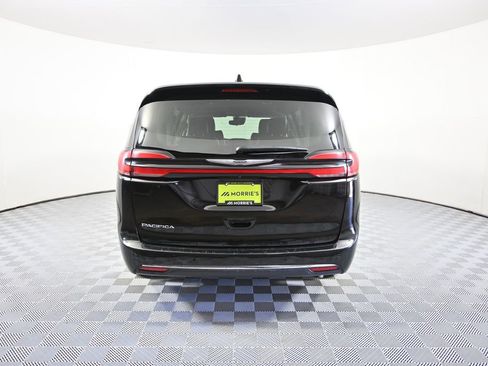 Used 2024 Chrysler Pacifica Touring-L FWD image 5