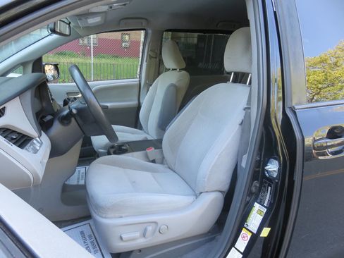Used 2018 Toyota Sienna LE FWD image 16
