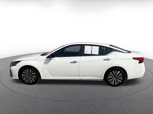 Used 2025 Nissan Altima 2.5 SV FWD image 9