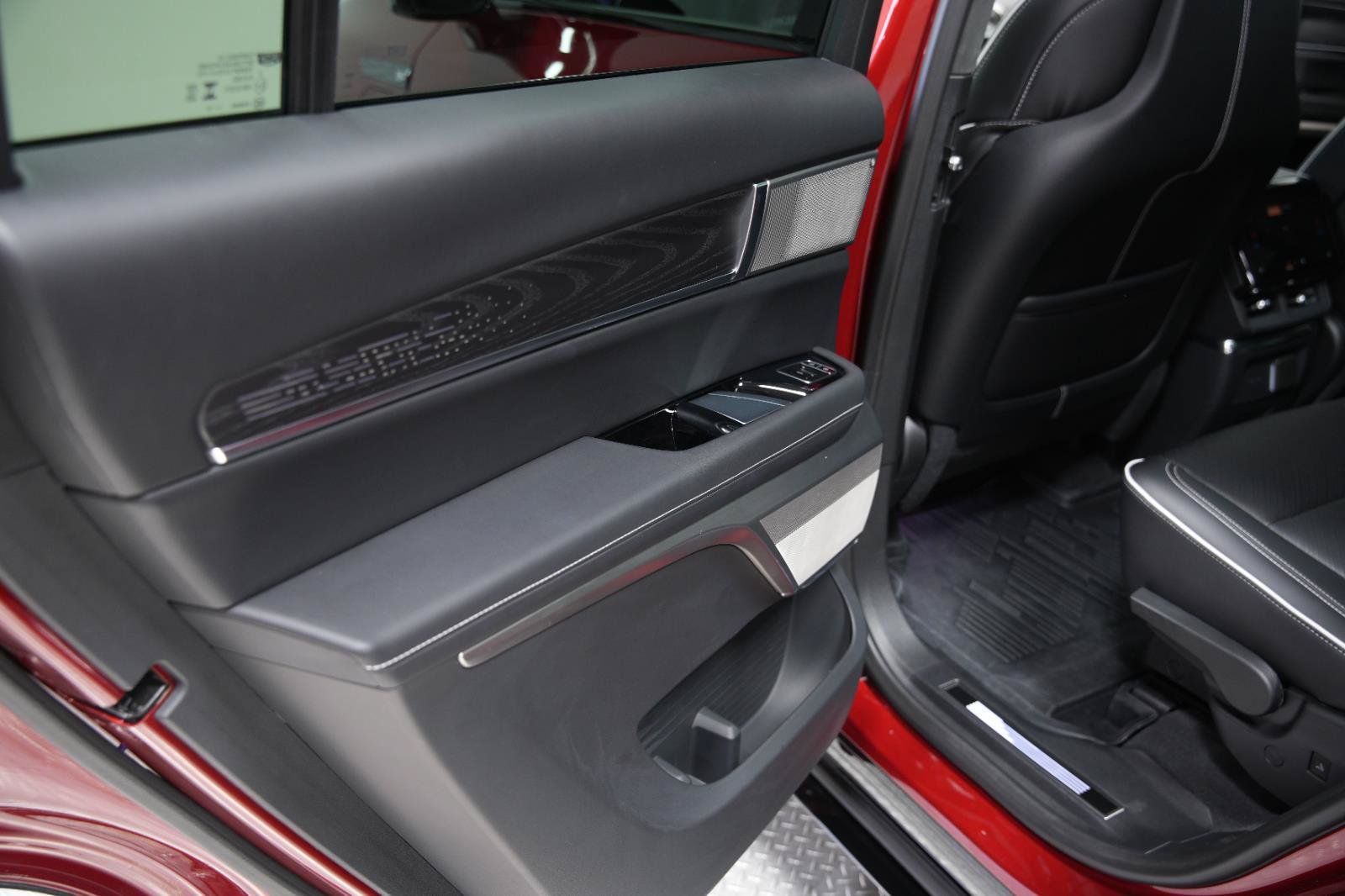 Used 2026 Cadillac Vistiq Platinum w/ LPO, Floor Liner Package AWD/4WD image 32