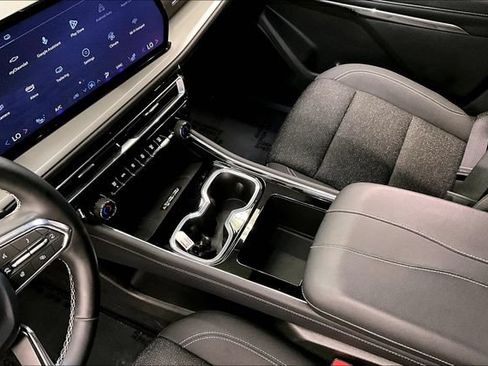 Used 2025 Chevrolet Traverse LT AWD/4WD image 17