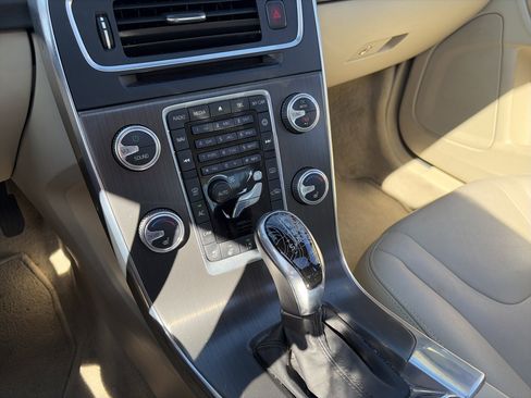 Used 2015 Volvo S60 T5 Platinum image 41