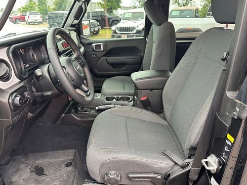 Used 2025 Jeep Wrangler Sport AWD/4WD image 18