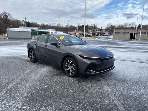 Used 2023 Toyota Crown XLE image 7