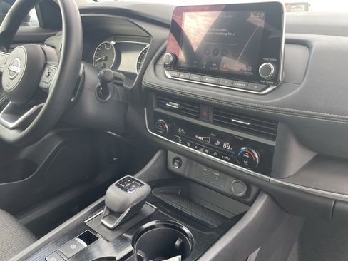 Used 2024 Nissan Rogue SV image 31