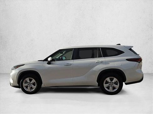 Used 2025 Toyota Highlander LE FWD image 9