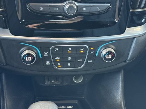 Used 2023 Chevrolet Traverse LT FWD image 33