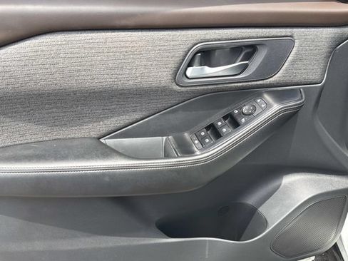 Used 2021 Nissan Rogue SV FWD image 18