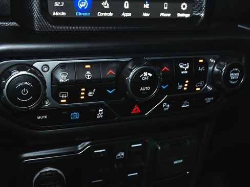 Used 2022 Jeep Wrangler Unlimited Sahara image 25