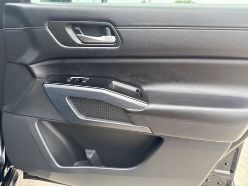 Used 2024 Nissan Pathfinder SL FWD image 19