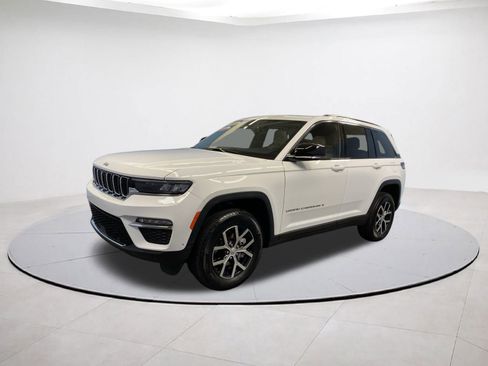 Certified 2024 Jeep Grand Cherokee Limited w/ Luxury Tech Group II image 3