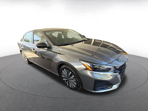 Used 2025 Nissan Altima 2.5 SV image 2