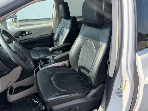 Used 2022 Chrysler Pacifica Touring-L FWD image 19