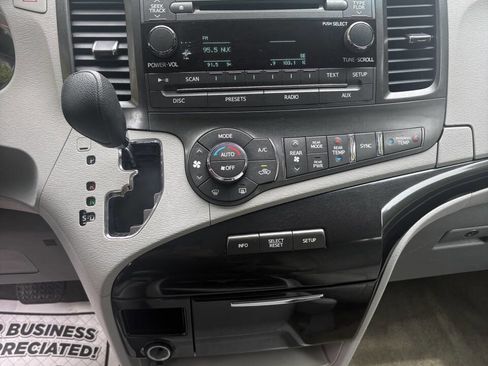 Used 2014 Toyota Sienna LE FWD image 32