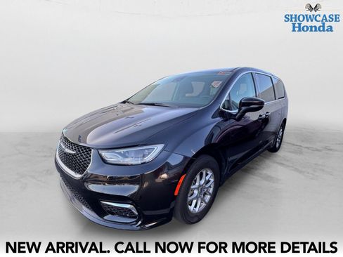 Used 2023 Chrysler Pacifica Touring-L FWD image 2