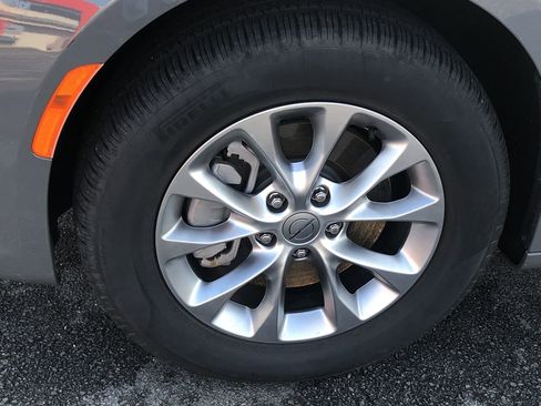 Used 2023 Chrysler Pacifica Touring-L image 10