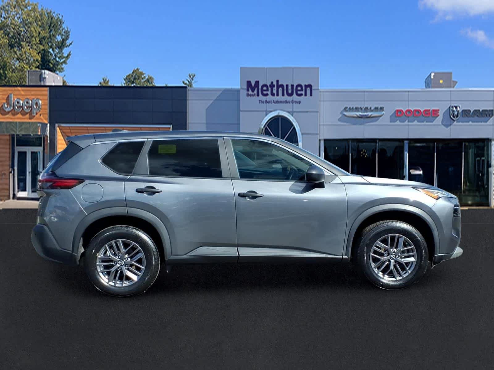 Used 2023 Nissan Rogue S AWD/4WD image 2