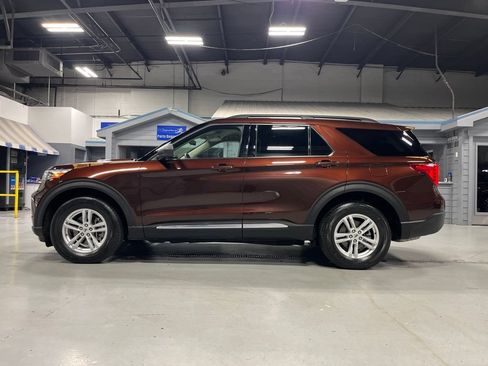 Used 2020 Ford Explorer XLT w/ Comfort Package AWD/4WD image 4