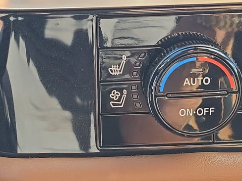 Used 2024 Nissan Pathfinder Platinum image 11