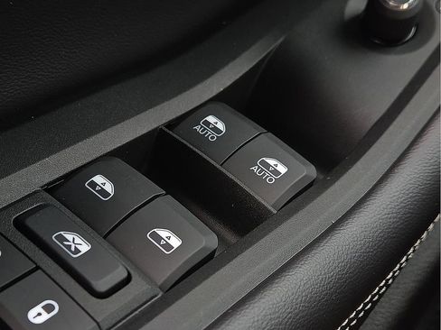 Used 2025 Jeep Grand Cherokee Altitude image 16