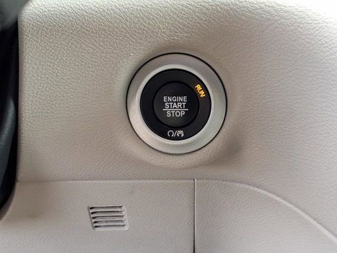 Used 2024 Chrysler Pacifica Touring-L FWD image 16