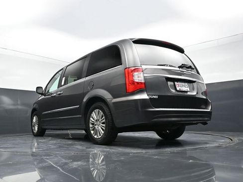 Used 2016 Chrysler Town & Country Touring-L w/ Driver Convenience Group image 46