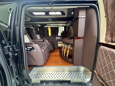 Used 2010 Ford E-350 and Econoline 350 XLT RWD image 2
