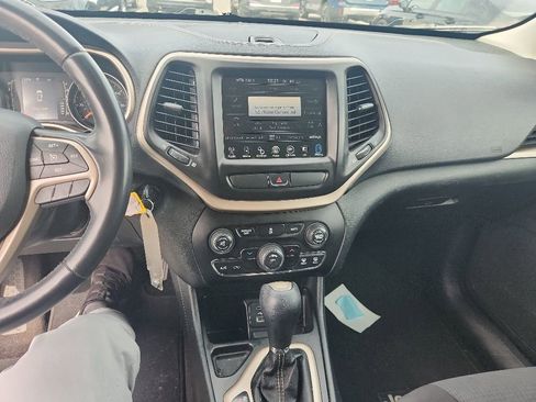 Used 2015 Jeep Cherokee Latitude FWD image 21