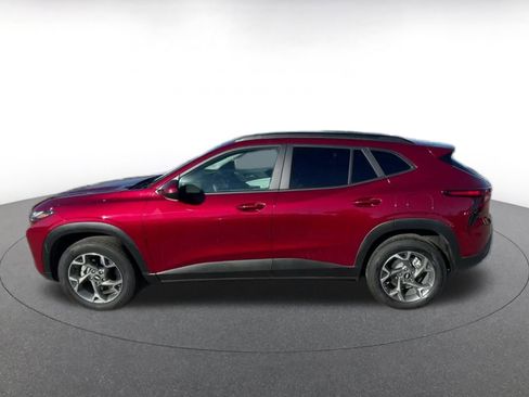 Used 2025 Chevrolet Trax LT image 9