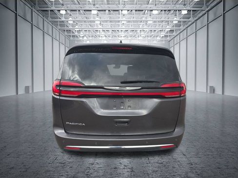 Used 2023 Chrysler Pacifica Touring-L FWD image 5