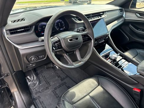 Used 2023 Jeep Grand Cherokee Overland AWD/4WD image 12