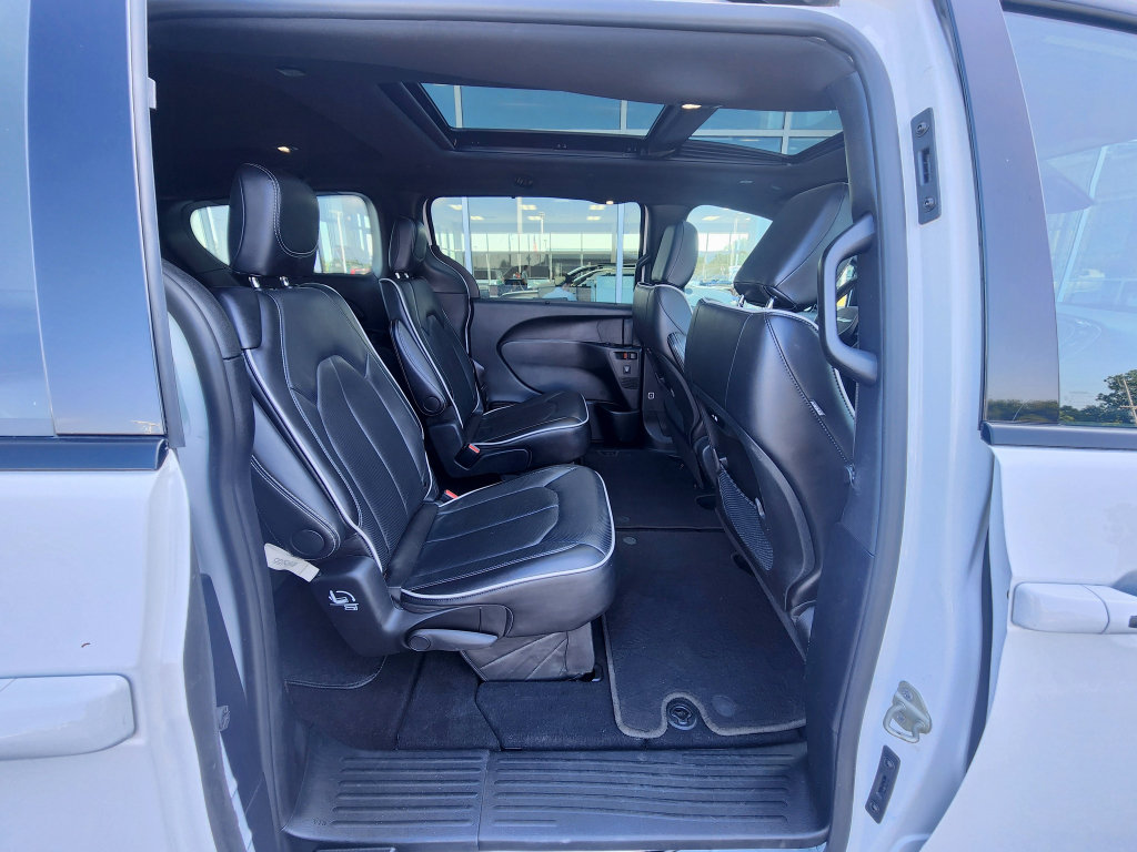 Used 2025 Chrysler Pacifica Limited FWD image 41