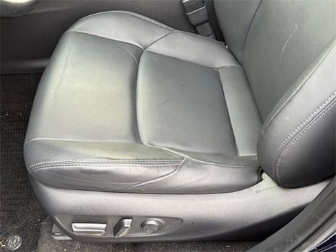 Used 2022 Toyota Venza XLE image 32