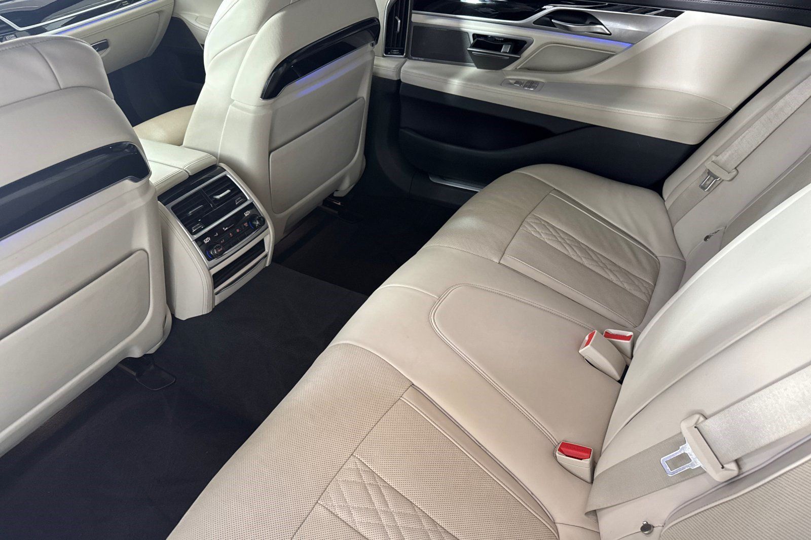 Used 2019 BMW 750i w/ Executive Package RWD image 31