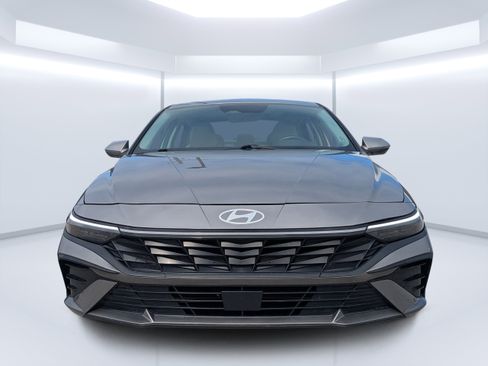 Certified 2025 Hyundai Elantra Limited image 9