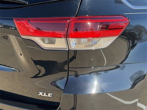 Used 2019 Toyota Highlander XLE image 7